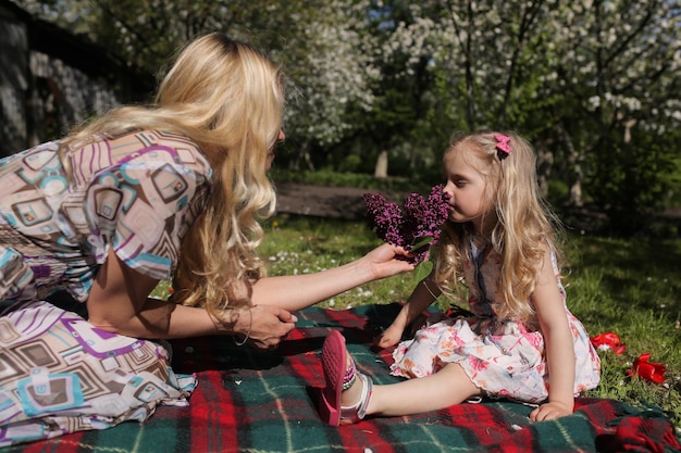 Mère et fille dans le jardin