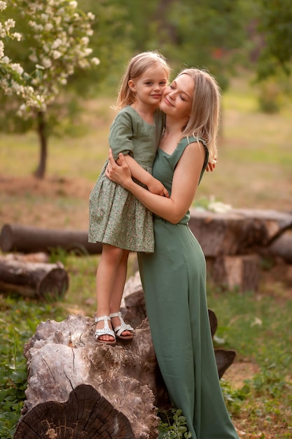 Mère et fille dans le jardin