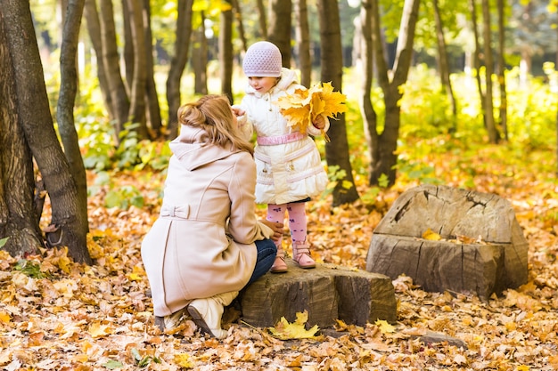 Mère Et Fille Dans Le Parc D'automne