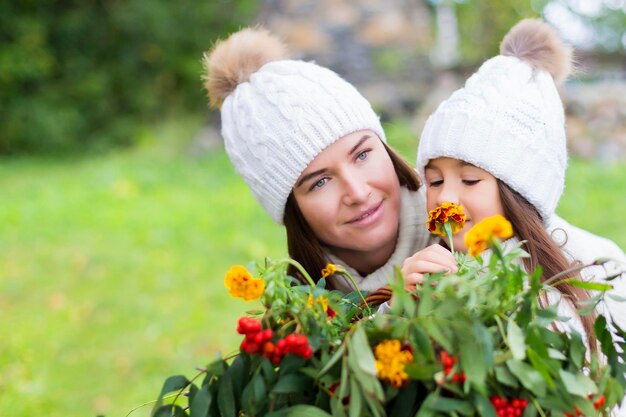 Mère et fille dans le parc en automne