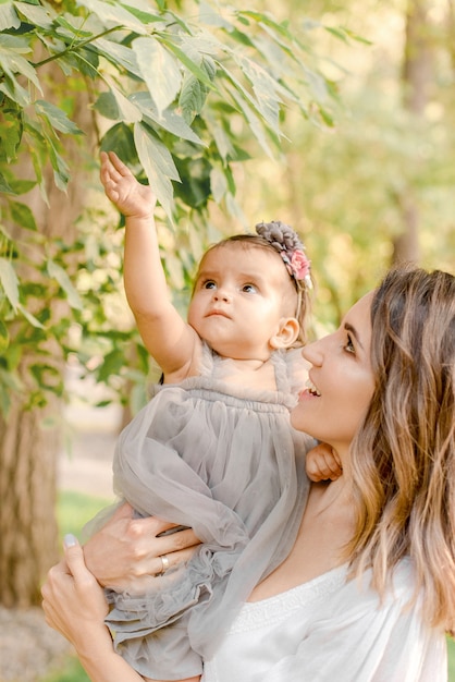 Mère et fille dans le parc d'été