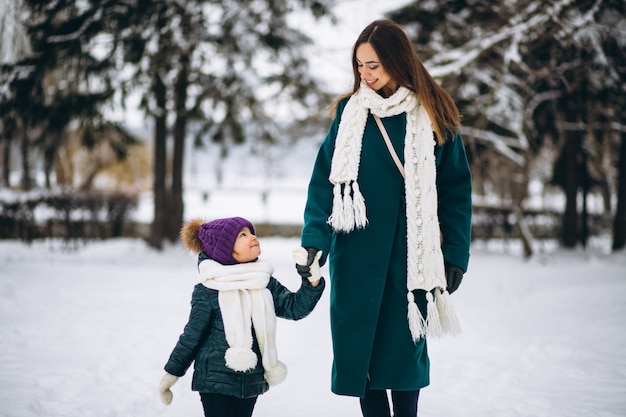 Mère et fille dans le parc d&#39;hiver