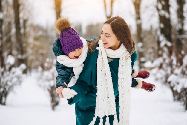 Mère et fille dans le parc d&#39;hiver