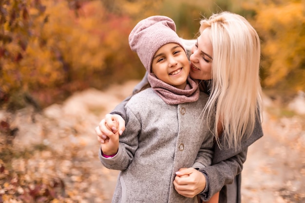 Mère et fille dans le parc jaune d'automne.