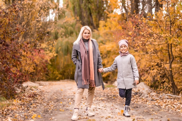 Mère et fille dans le parc jaune d'automne.