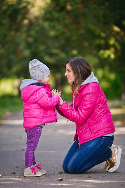 Mère et fille dans le parc se regardant