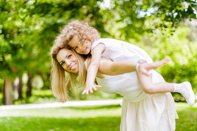 Mère et fille dans le parc