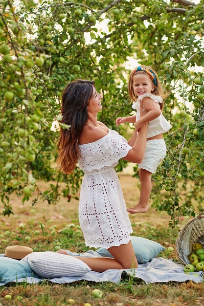 Mère fille, dans, pomme, jardin