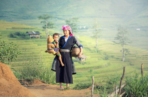 Mère Et Fille Dans Les Rizières En Terrasse, Tu Le Lao Cai, Vietnam