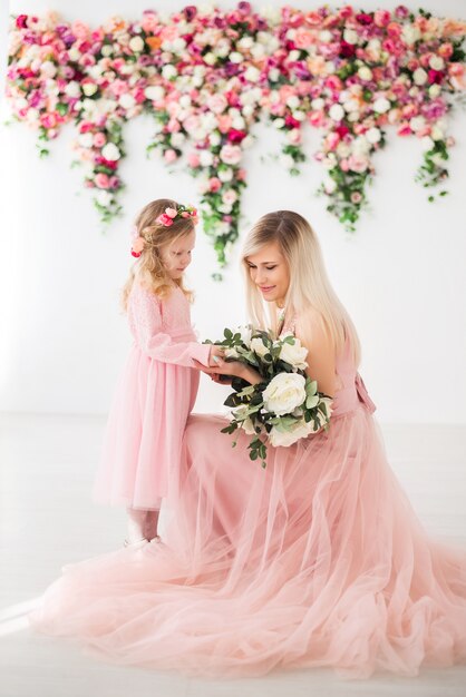 Mère et fille dans un studio avec des fleurs