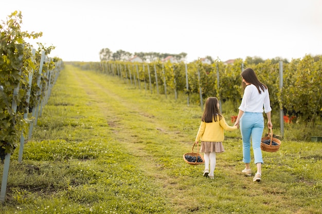 Mère et fille dans le vignoble