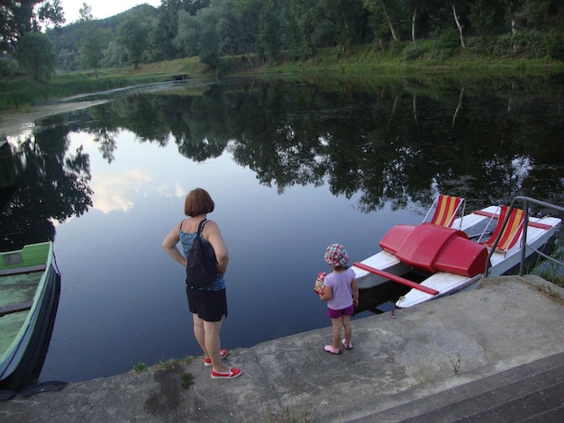 Photo mère et fille debout à la jetée