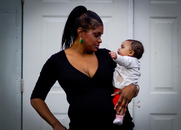 Photo mère et fille debout à la maison