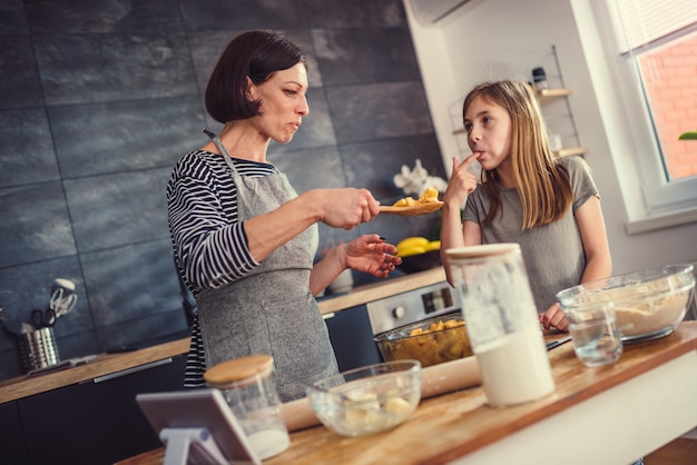 Mère et fille, dégustation fourrage tarte