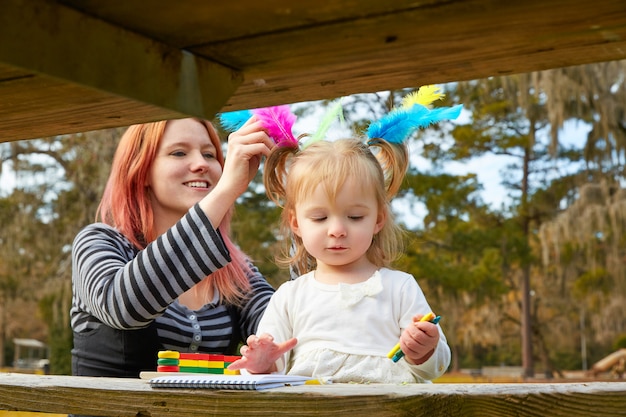 Mère et fille dessinant des couleurs dans un parc
