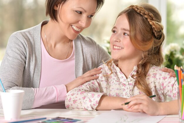 Mère et fille dessinant avec des crayons