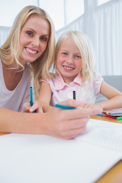 Mère et fille dessinant à table