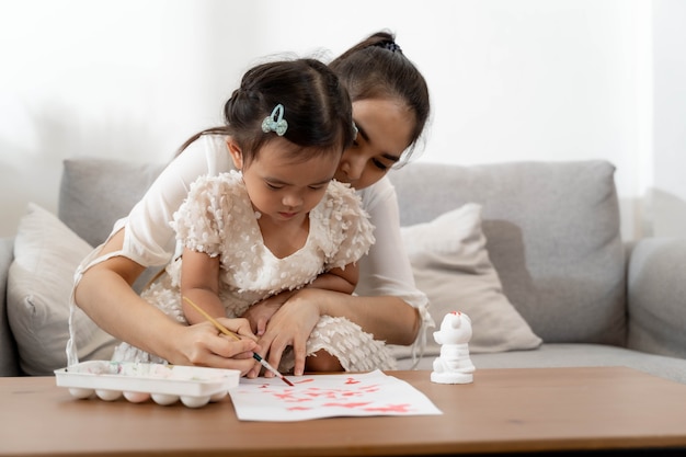 Mère et fille dessinent et peignent ensemble