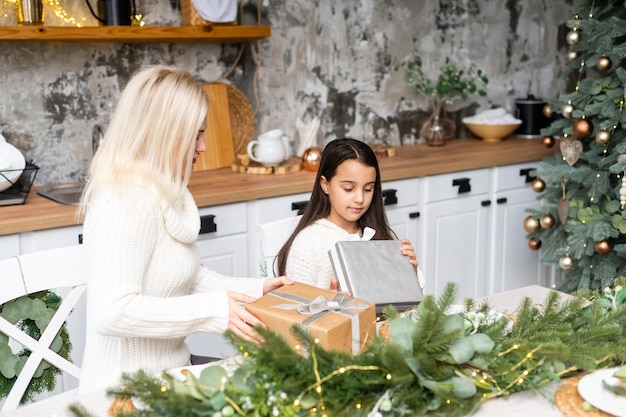 Mère et fille devant le sapin de Noël.