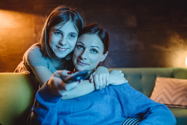 Mère et fille devant la télé