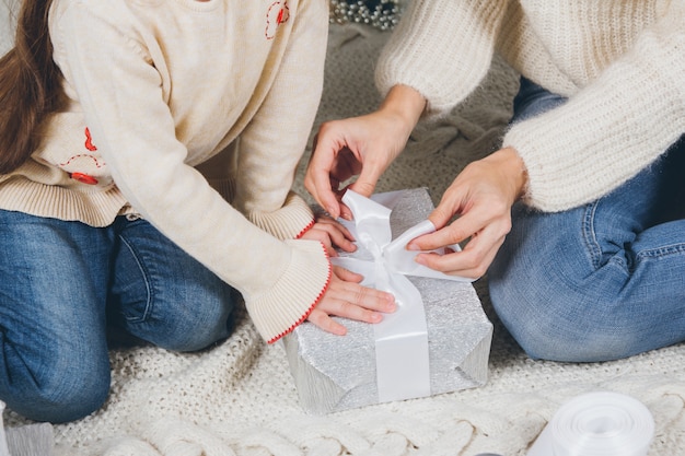 Mère et fille emballent les cadeaux