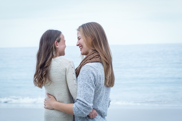 Mère et fille embrassant au bord de la mer