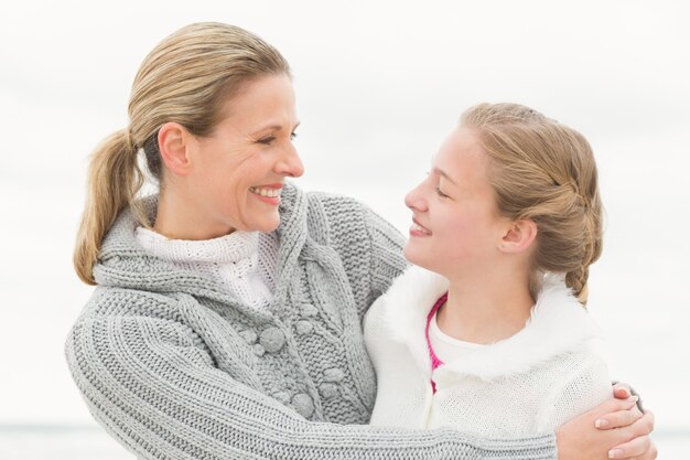 Mère et fille embrassant