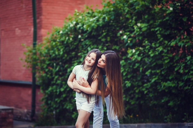 Mère et fille embrassant