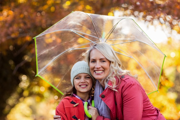 Mère fille, embrasser, quoique, tenue, parapluie