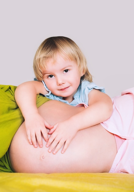 mère et fille enceintes ensemble à la maison femme avec son premier enfant pendant la deuxième grossesse