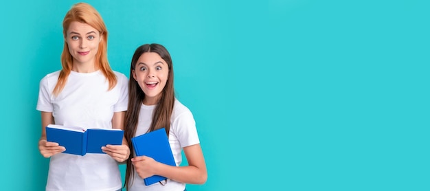 Mère et fille enfant bannière copie espace fond isolé retour à l'école éducation de la petite enfance