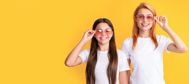 Mère et fille enfant bannière copie espace isolé fond souriant portrait de famille de femme célibataire mère et enfant à la mode des lunettes