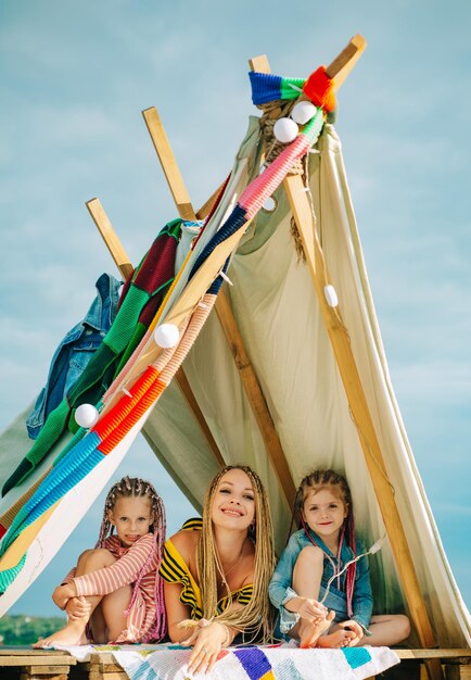 Mère avec fille d'enfants jouant ensemble dans la tente. Camping familial. Maman avec des enfants. Notion de vacances. Fête des mères, maternité.