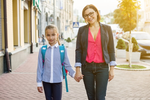 Mère et fille étudiant à pied à l'école.