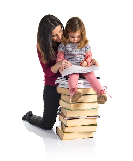 Mère et fille étudient ensemble. retour à l&#39;école