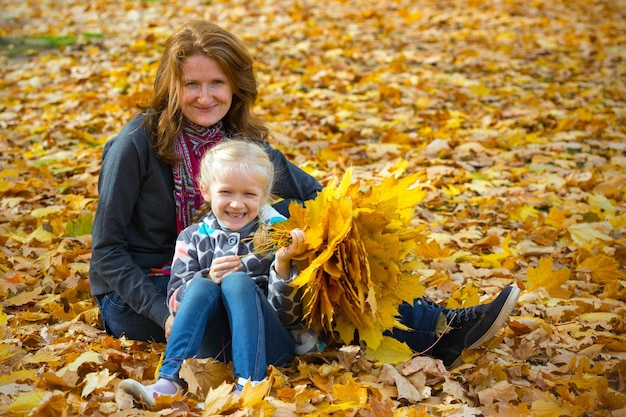 Mère avec fille à l'extérieur