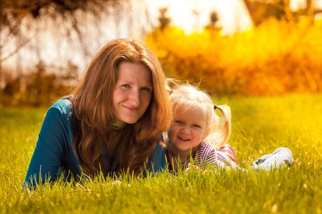 Mère avec fille à l'extérieur