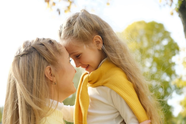 Mère et fille face à face Partager un moment entre mère et fille Photo horizontale