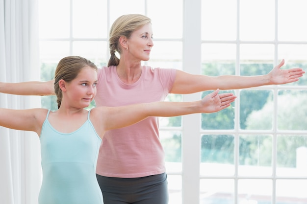 Mère et fille faire du yoga