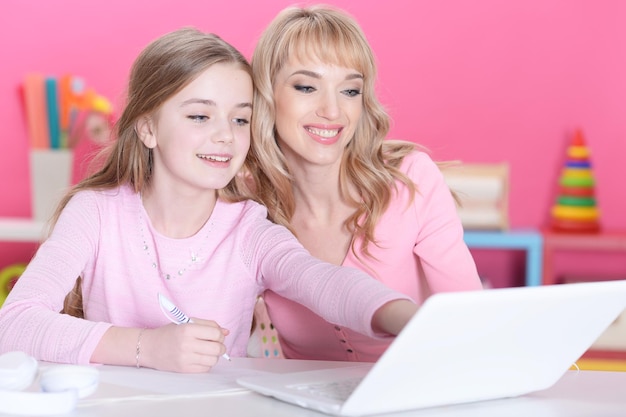 Mère et fille faisant des leçons à table