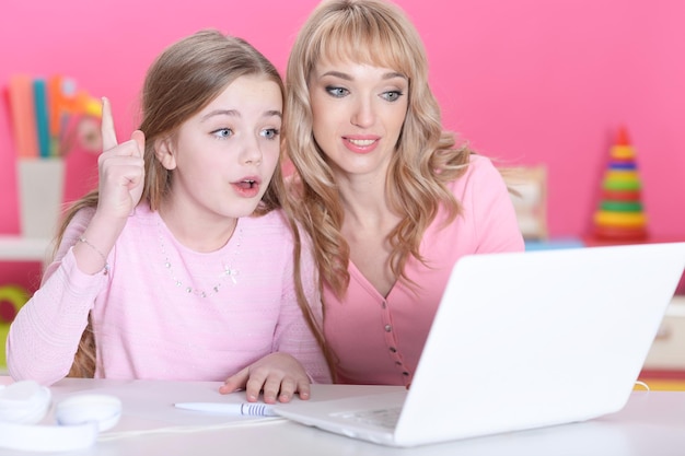 Mère et fille faisant des leçons à table