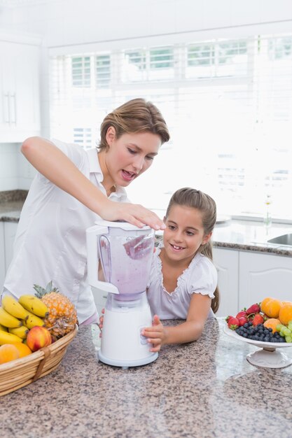 Mère et fille faisant un smoothie