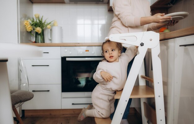 Mère et fille faisant la vaisselle ensemble dans la cuisine à la maison