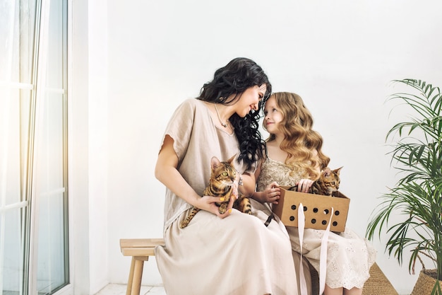 Mère et fille de famille belles et heureuses avec de petits chatons mignons du Bengale ensemble