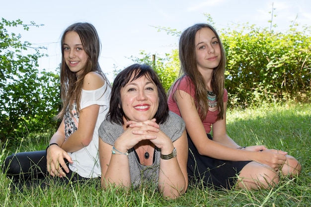 Mère et fille de famille joyeuse et heureuse s'amusent