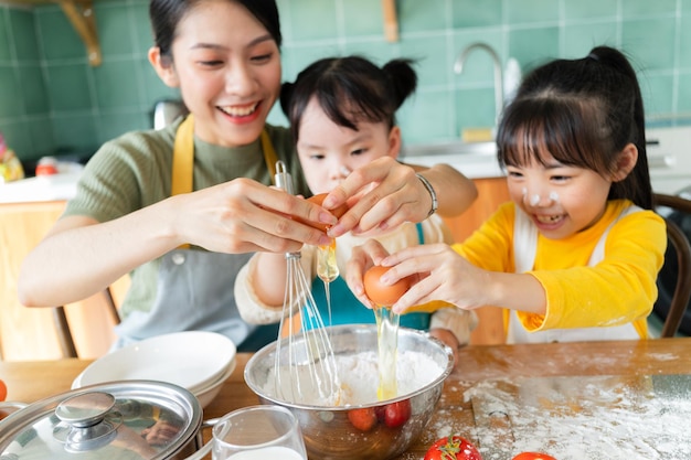 Mère et fille font des gâteaux ensemble.