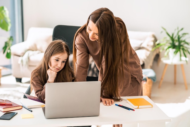 Mère et fille font leurs devoirs