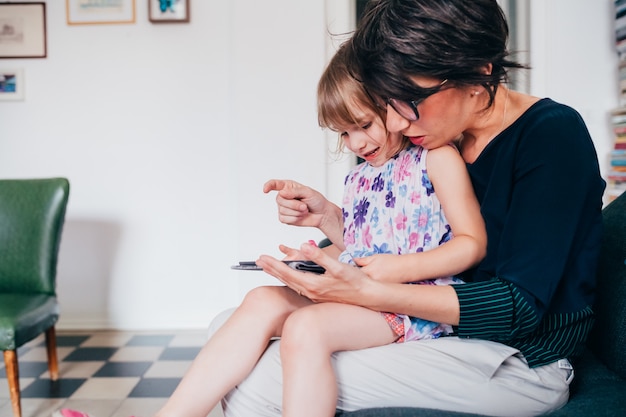 Mère fille, intérieur, utilisation, tablette