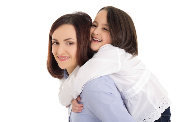 Mère et fille isolé sur fond blanc