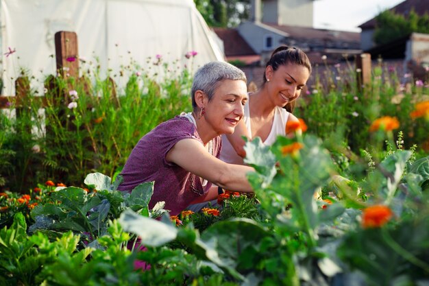 Photo mère et fille jardinant ensembledécouverte et enseignement du jardinage